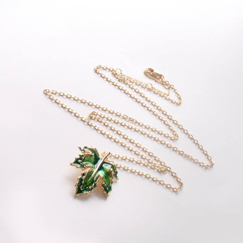Lange Halskette mit Ahornblatt-Emaille und Tropfglasur für Damen