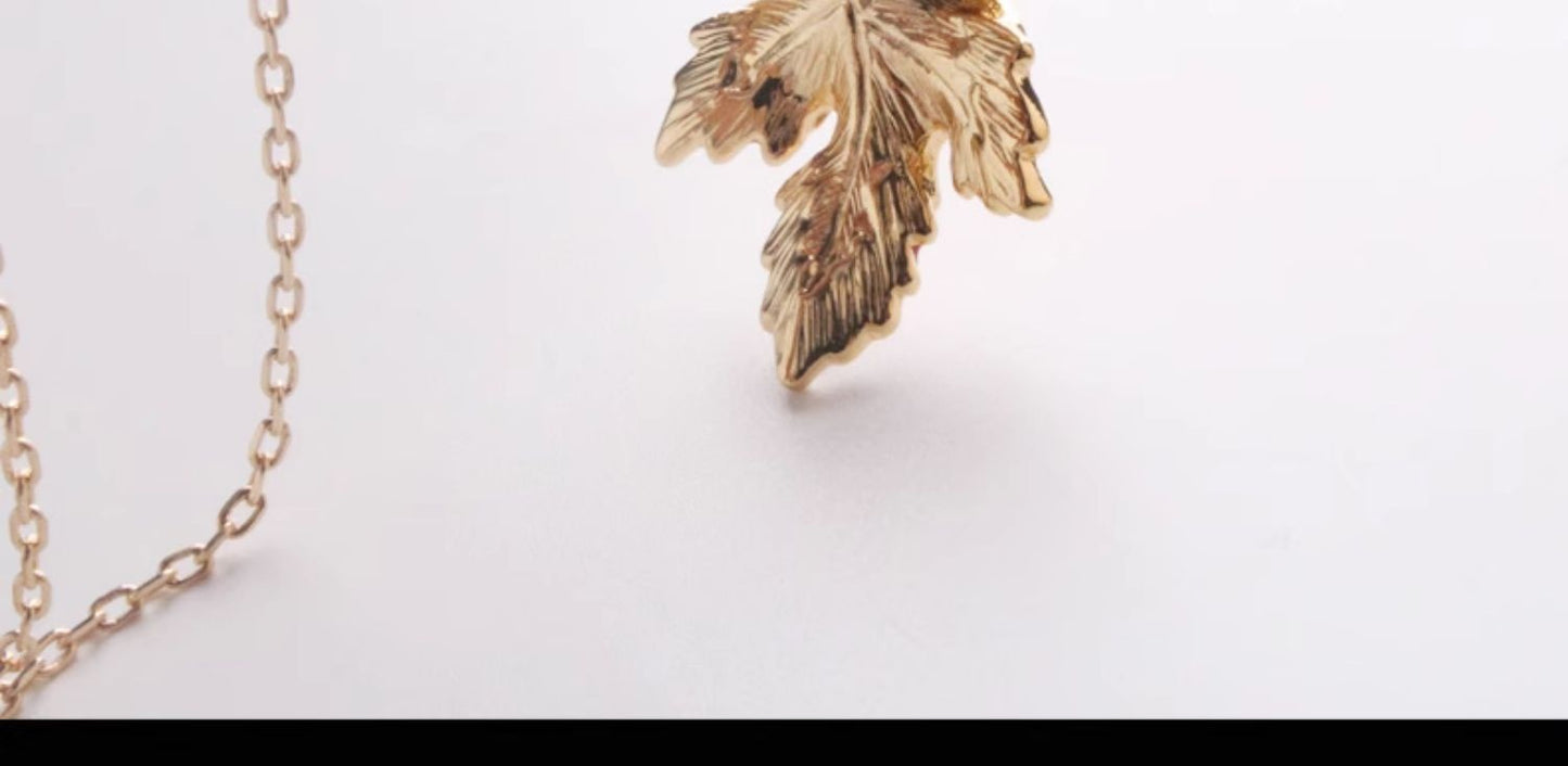 Lange Halskette mit Ahornblatt-Emaille und Tropfglasur für Damen